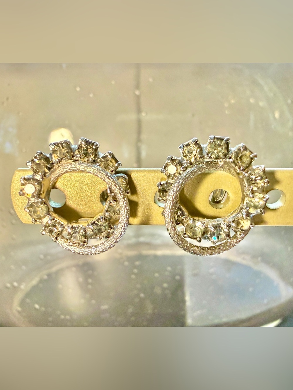 Vintage 1950s/1960s Silver Tone Circle Cluster Rhinestone Clip On Earrings